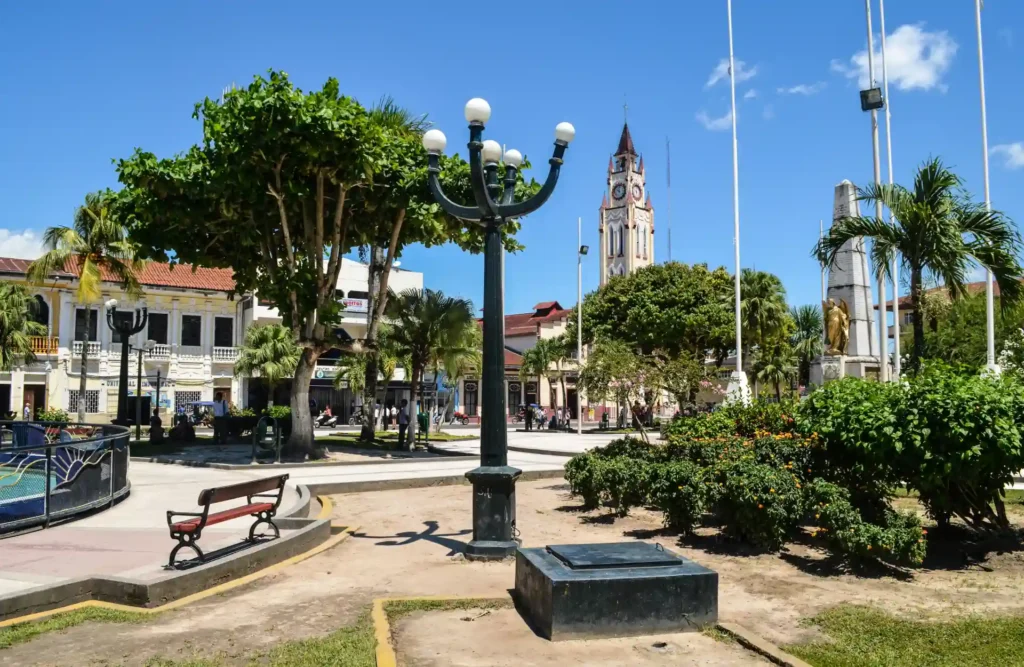 Place principale d'Iquitos avec une vue partielle de sa Cathédrale.